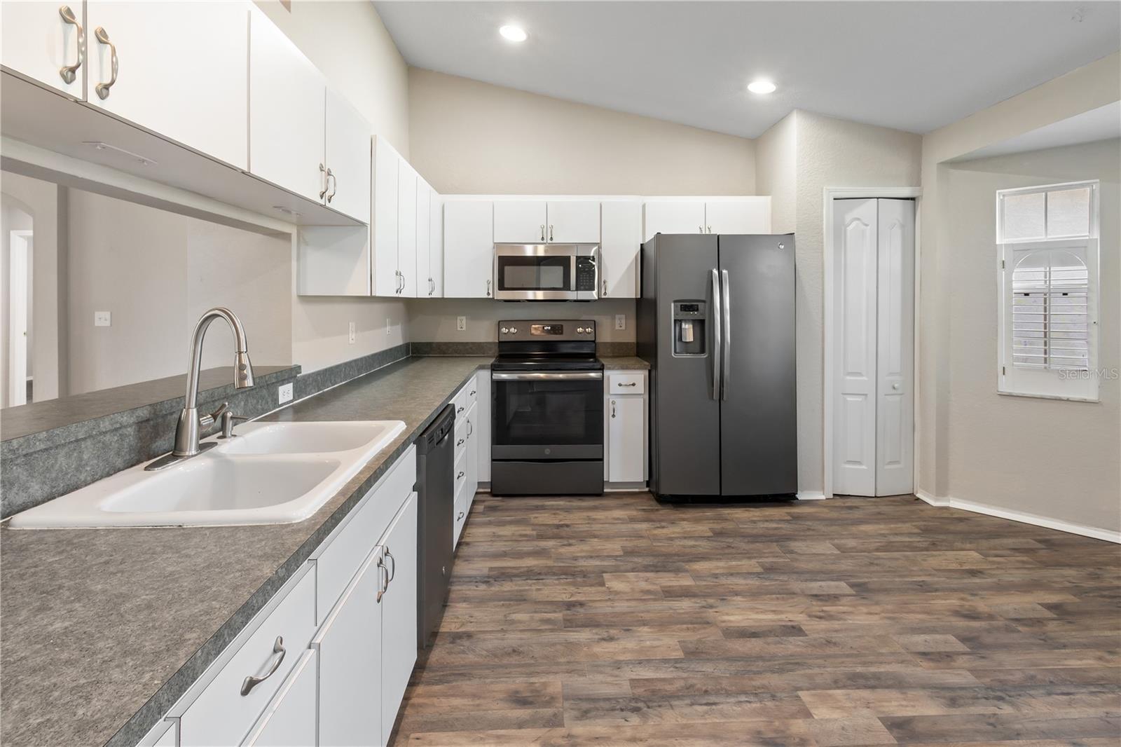 DINNER LAKE SHORES PH 1 - Residential