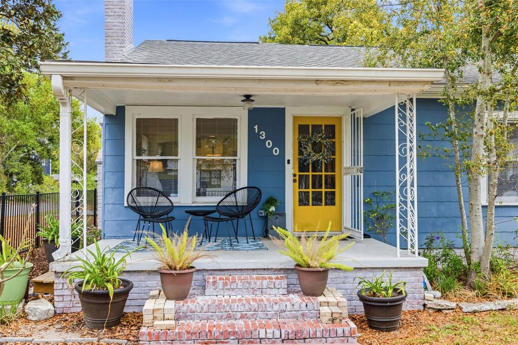 Photo of 1300 E Henry Avenue, Tampa, FL 33604 (MLS # TB8473037)