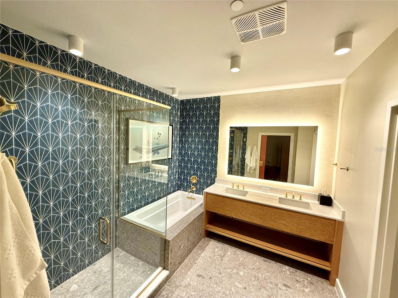 SUNSET WALK HOTEL CONDO PH 1 - Residential Lease