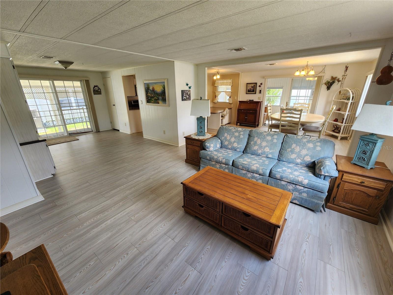 PALM LAKE ESTATES - Residential