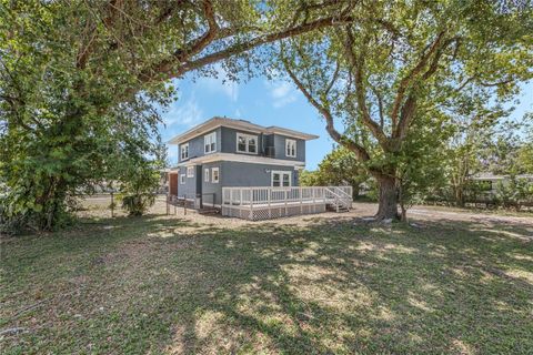 A home in LAKELAND