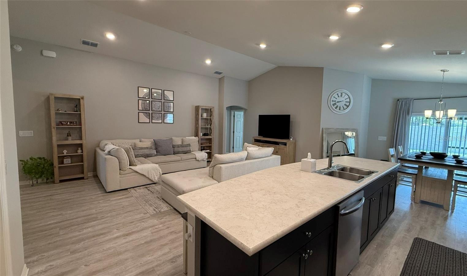 937 MONTGOMERY LANE