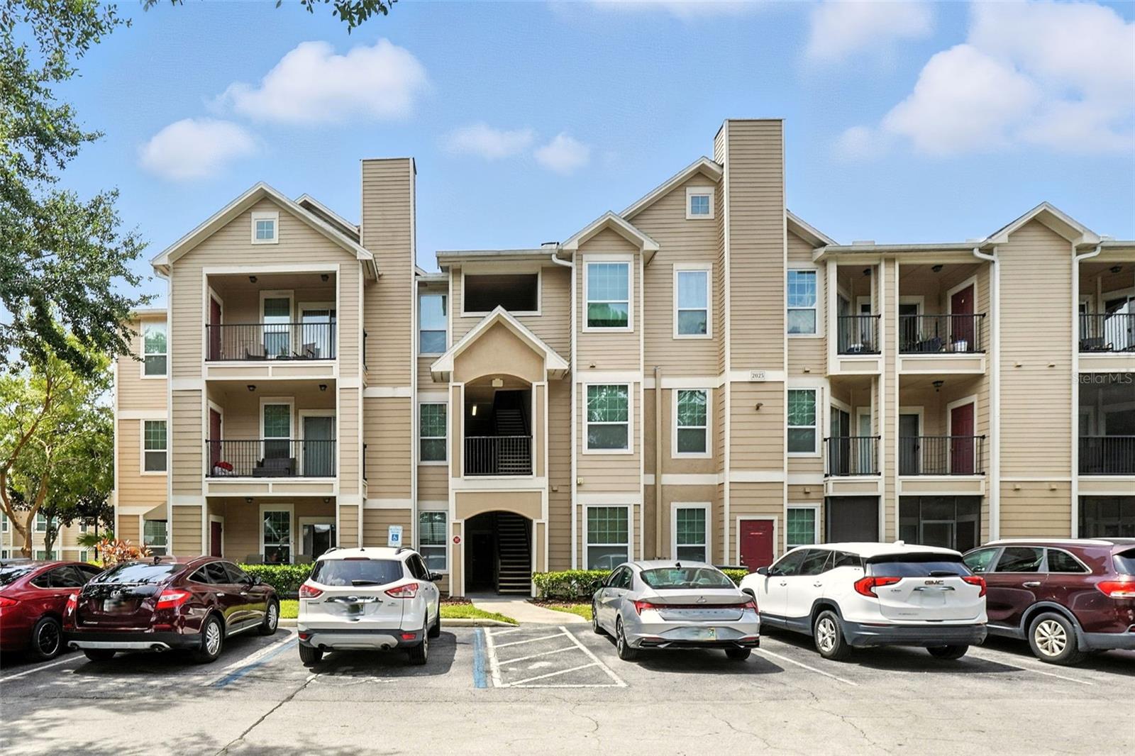 Beautifully updated two bedroom condo offers an open layout with two spacious bedrooms, each
with an en-suite bathroom and walk-in closet. The open-concept living and dining area flows into a
kitchen that features stainless steel appliances, a small desk area, and a breakfast bar.
The unit includes a separate laundry room and two private storage spaces—one off the screened patio
and another just outside the front door. A covered, screened balcony offers a comfortable outdoor
space.
Community amenities include a pool, clubhouse, fitness center, and playground. The location offers
convenient access to major highways (408, 429, Turnpike) and nearby shopping, dining, and
entertainment options.
This condo is a great option for a first-time buyer, downsizer, or investor looking for a
low-maintenance property in a well-kept community.
