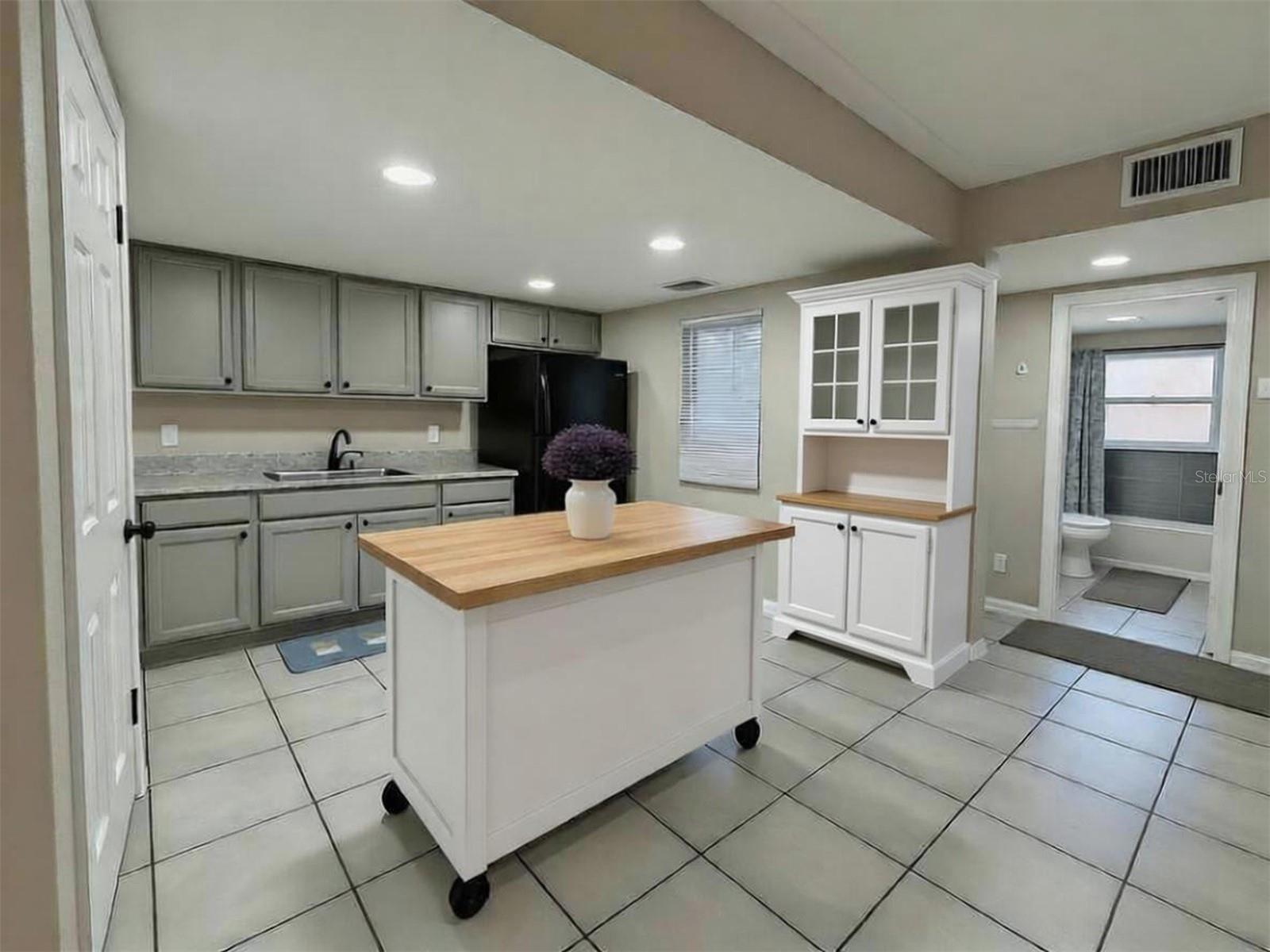 8200 FAIRWAYS CIRCLE B102