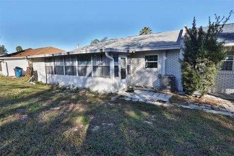 A home in LAKE WALES