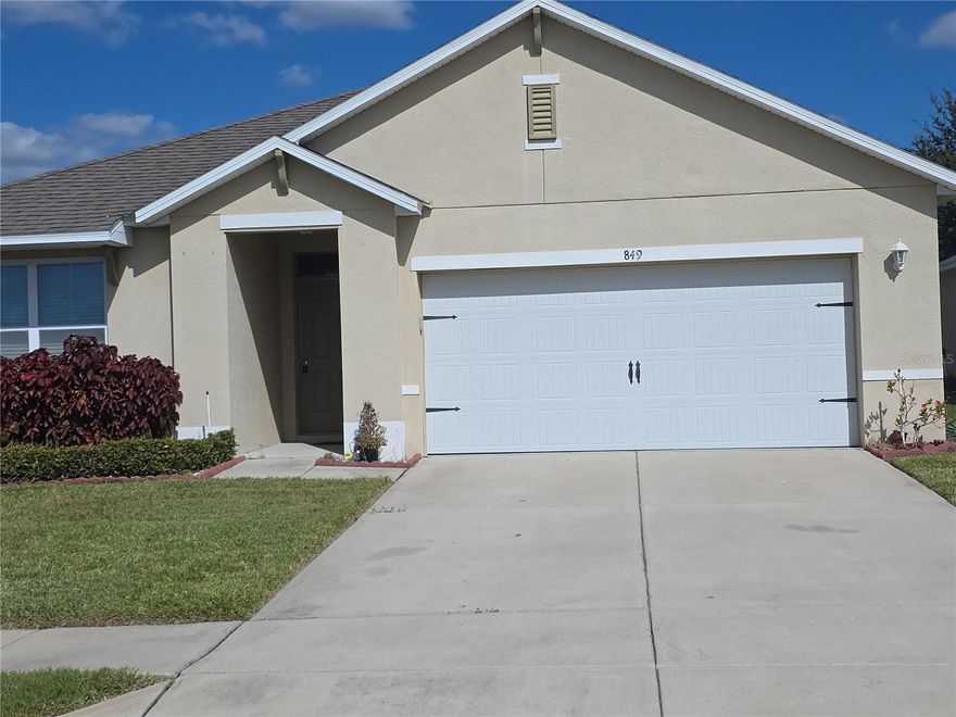 Beautiful 3 bedrooms 2 bath single family home located on upscale gated subdivisionmnear to major roads, shopping areas, great schools, and theme patks.
Property convey all appliances , washer and dryer are included.
Solar panel is included and it is paid off
Lawn care is included