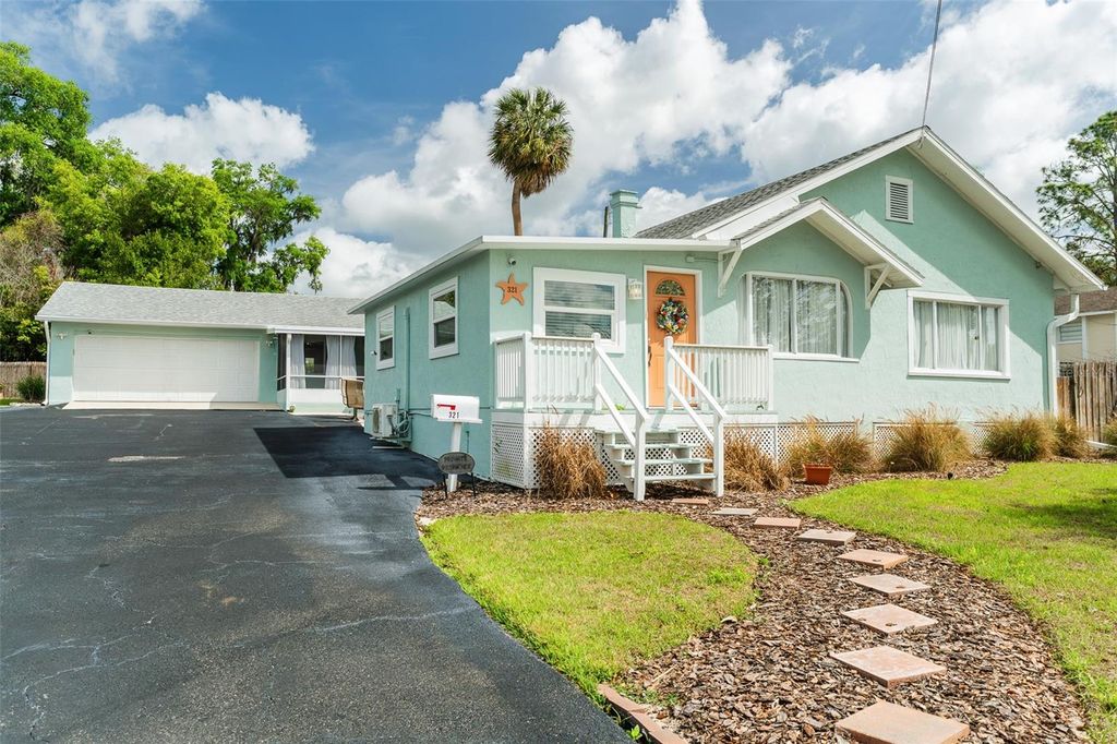 Photo of 321 W Pennsylvania Avenue, Deland, FL 32720 (MLS # V4948094)