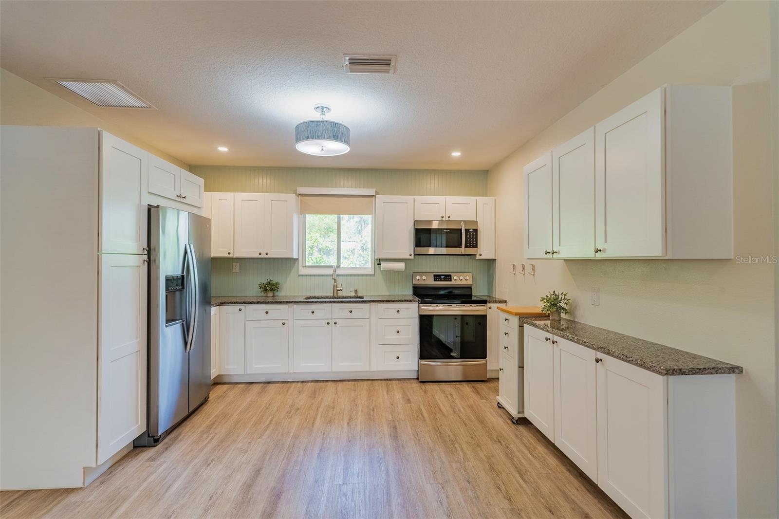 BENNETTS S 01/2 BLK 68 DE LAN - Residential