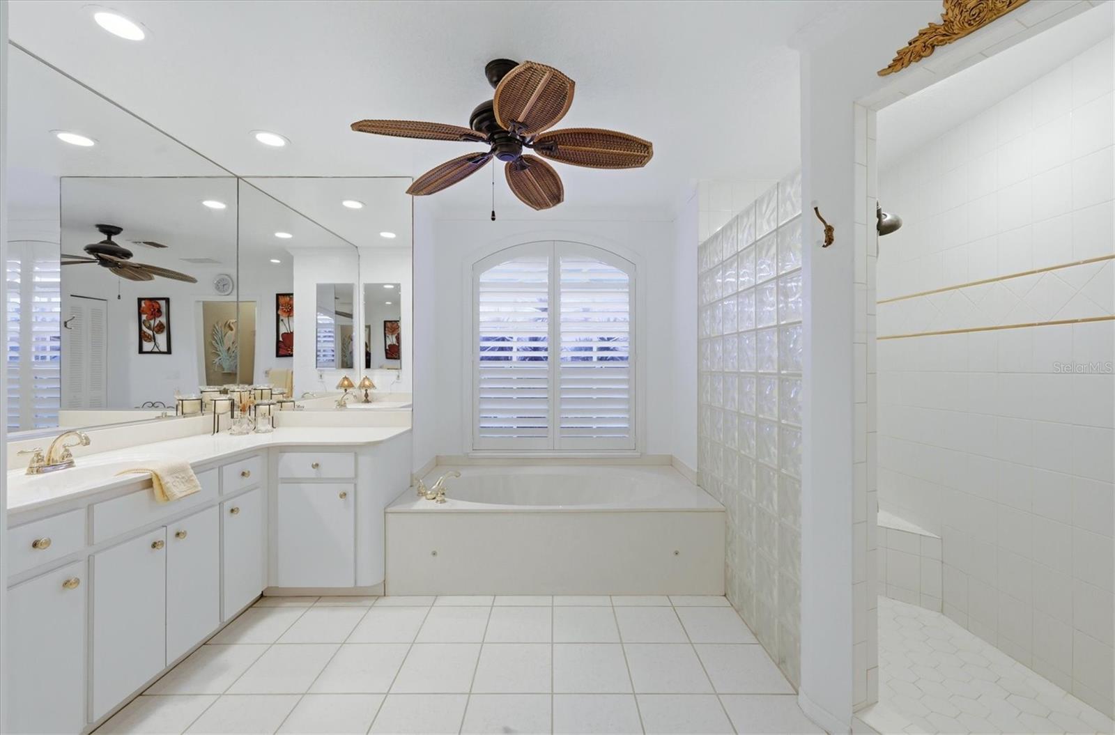 THE LAKES OF JACARANDA - Residential