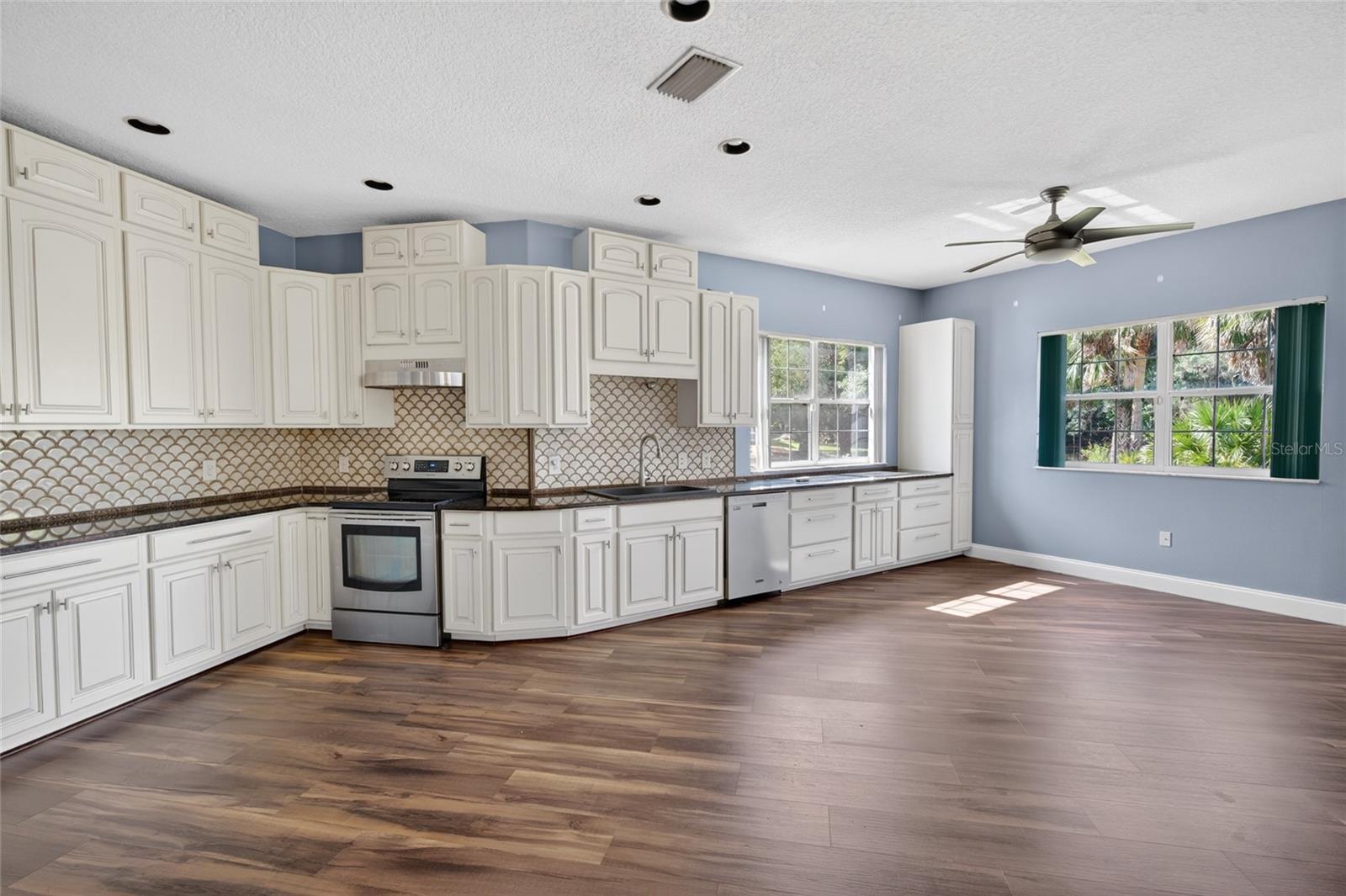 PARADISE COUNTRY CLUB - Residential