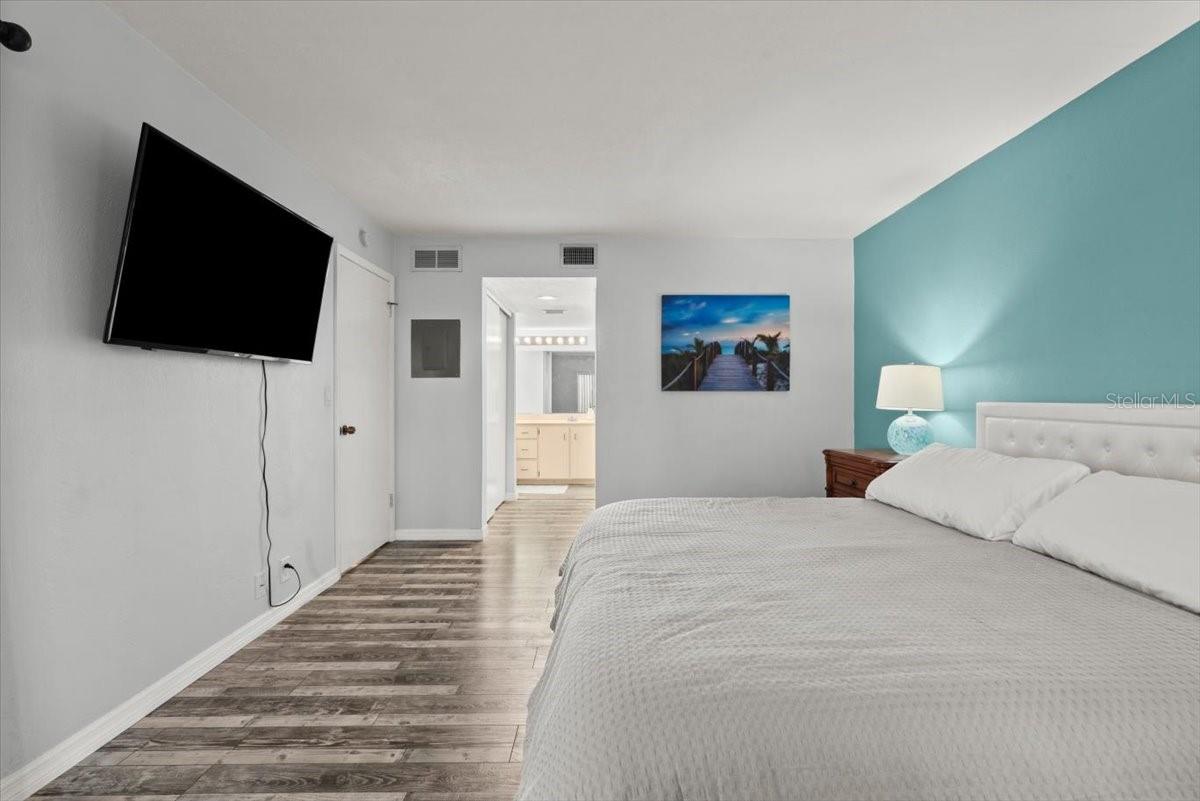 HAWKS LANDING AT PELICAN BAY CONDO PH 01-06 AMD 01 - Residential