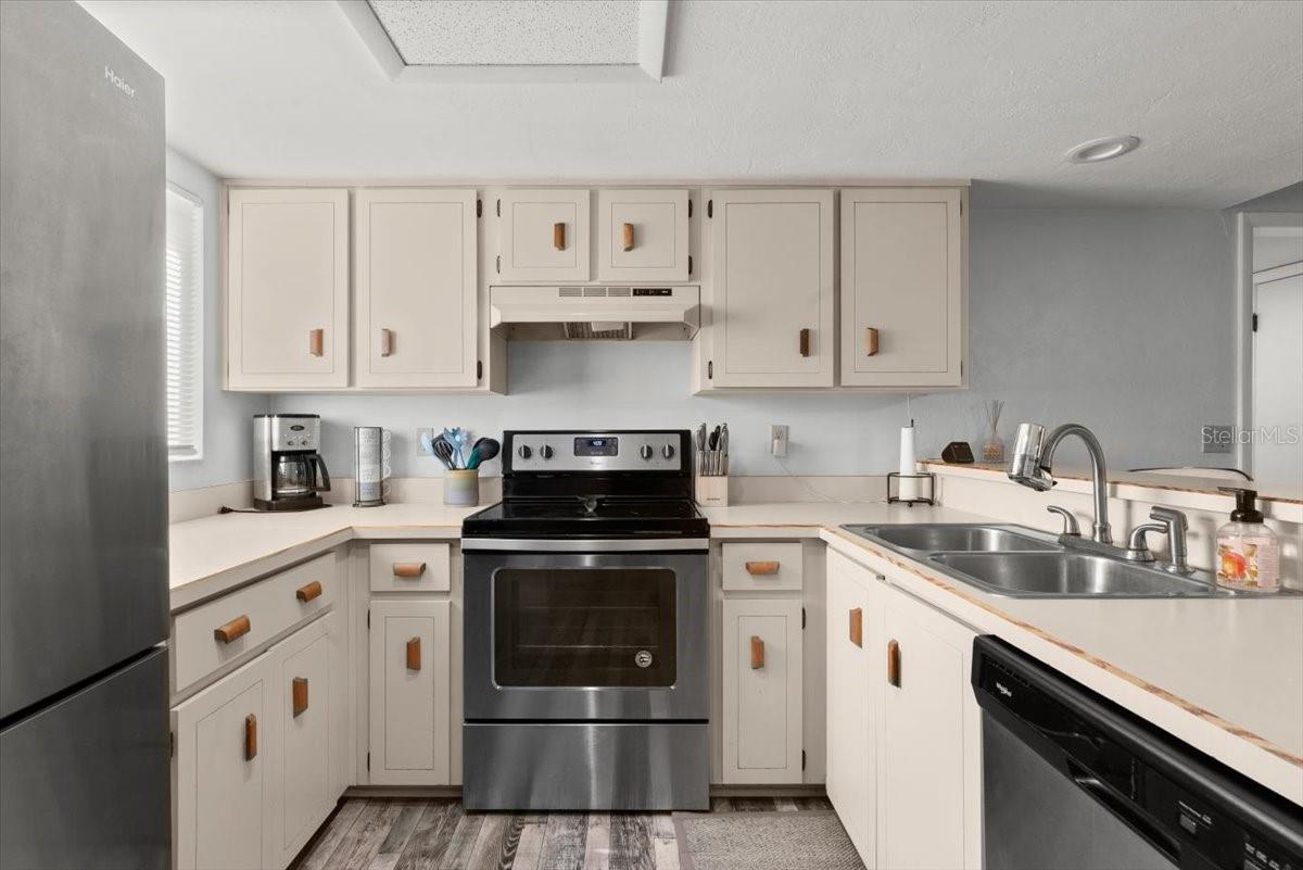 HAWKS LANDING AT PELICAN BAY CONDO PH 01-06 AMD 01 - Residential