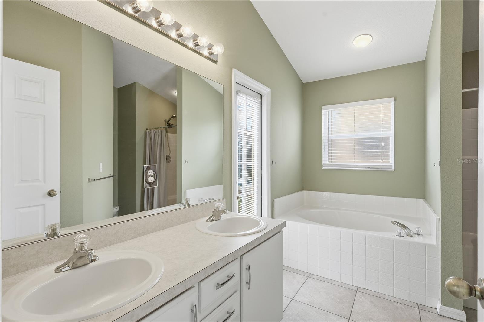 HAMPTON ESTATES - Residential