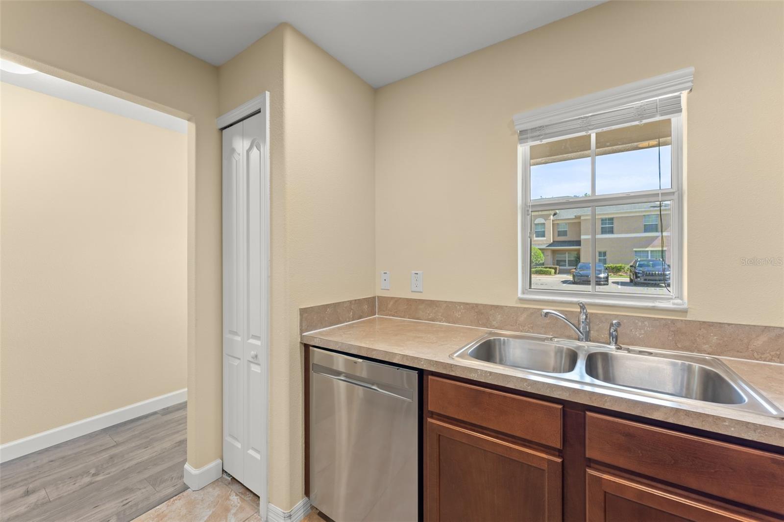 AMBERLEE TOWNHOMES - Residential