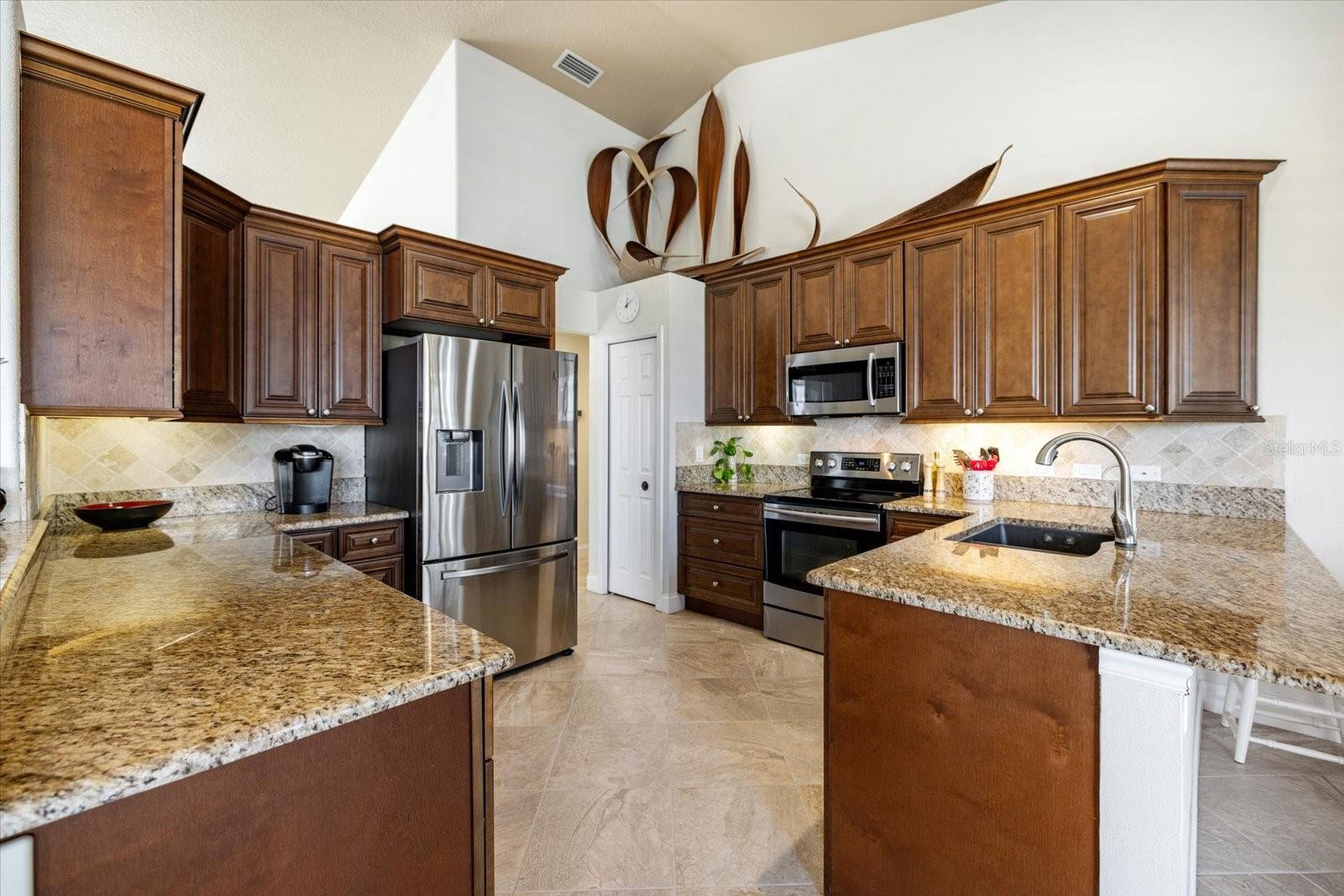 PELICAN POINTE GOLF A& CNTRY C - Residential