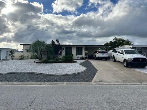 A home in TAVARES