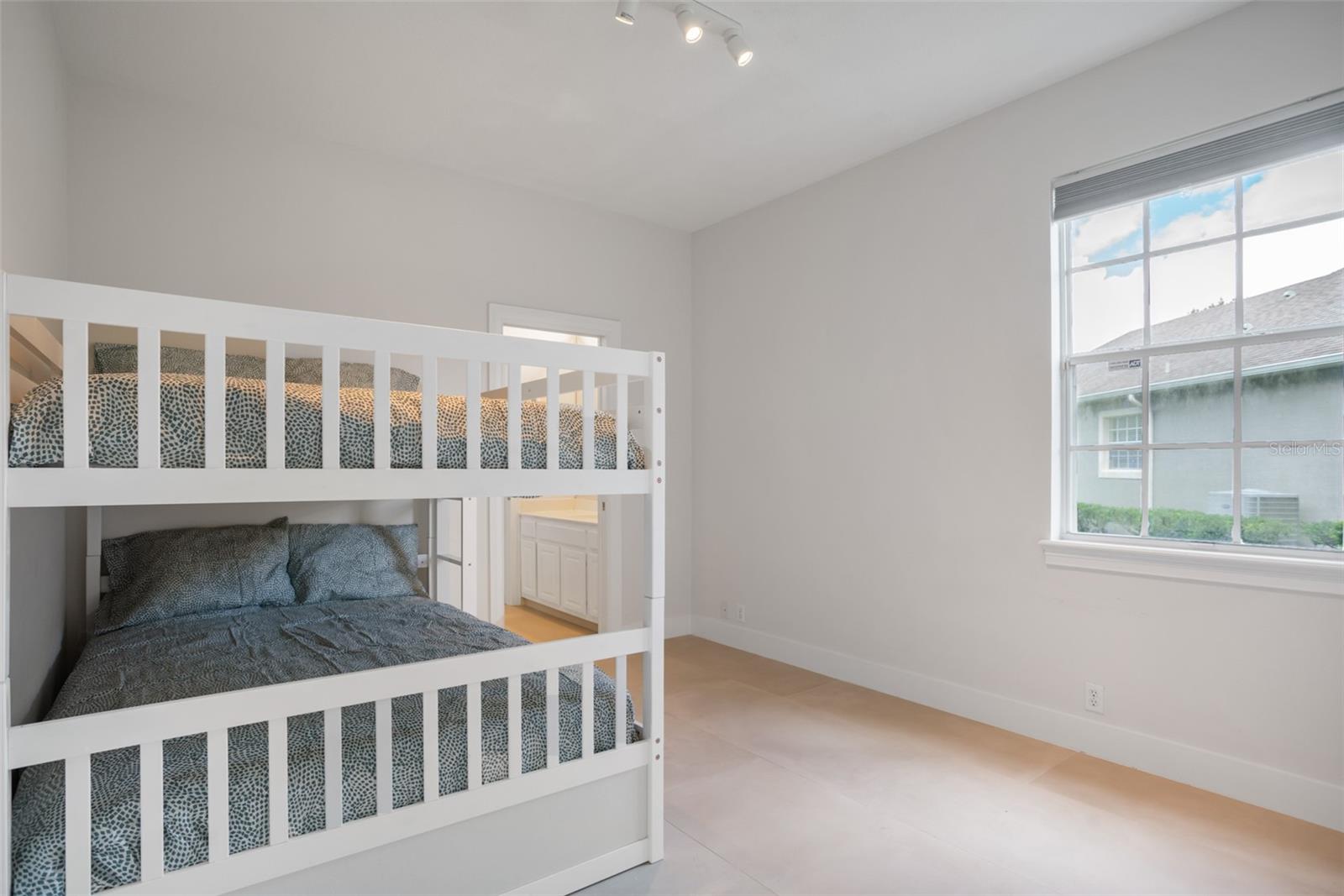 KEENES POINTE UT 04 SEC 31 48 82 - Residential