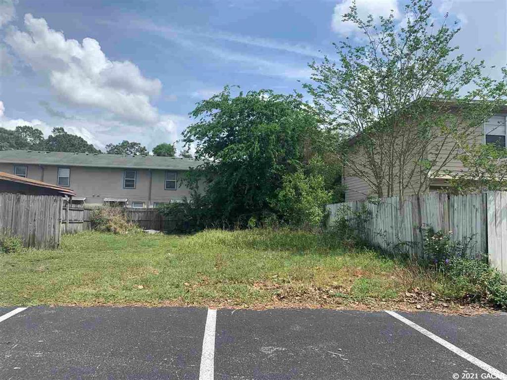 Vacant duplex or quadraplex lot close to bus line and UF.