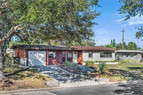 Photo of 3915 Pelican Lane, Orlando, FL 32803 (MLS # O6377362)