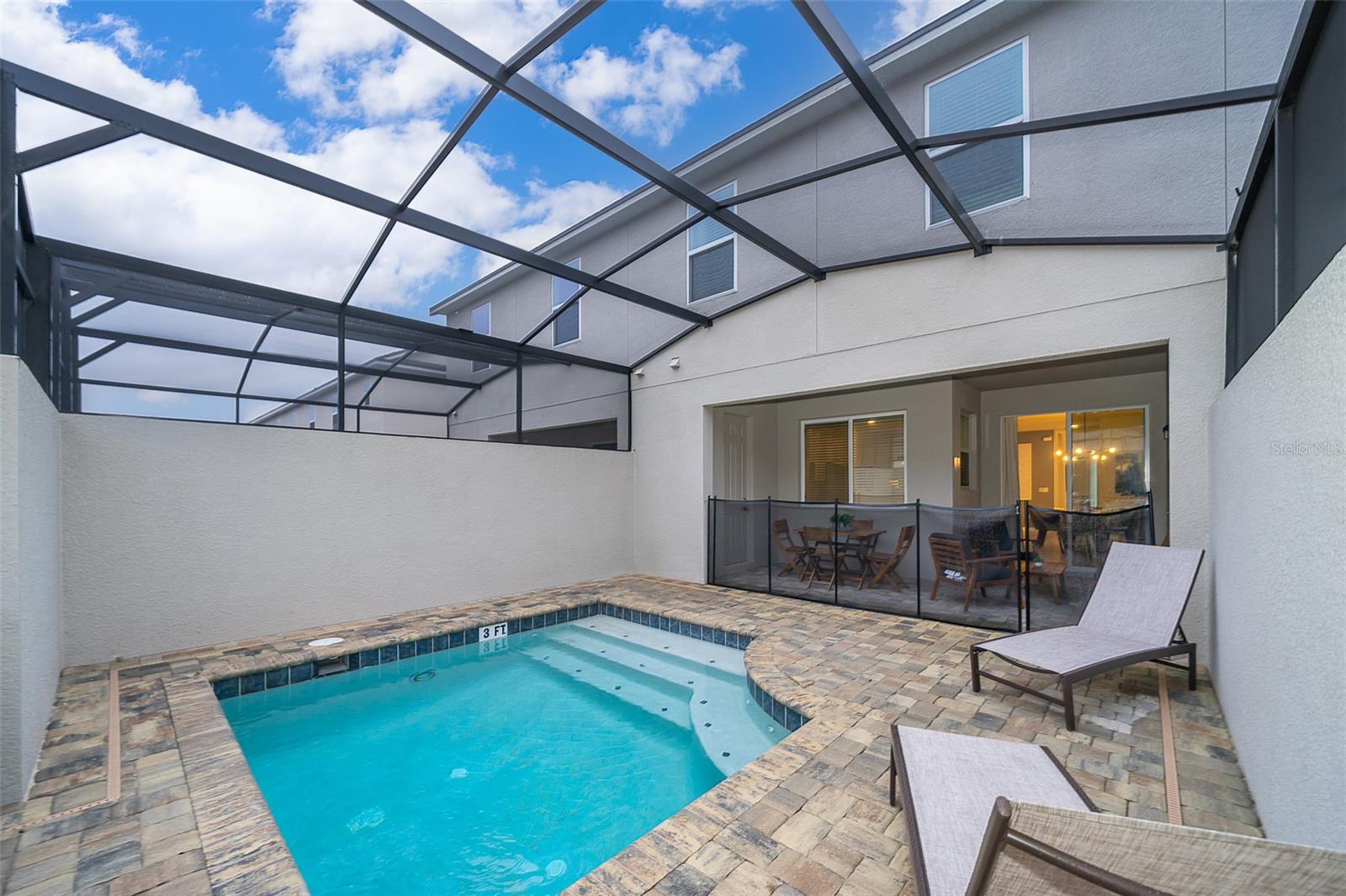 1852 TROPICAL PALMS CIRCLE