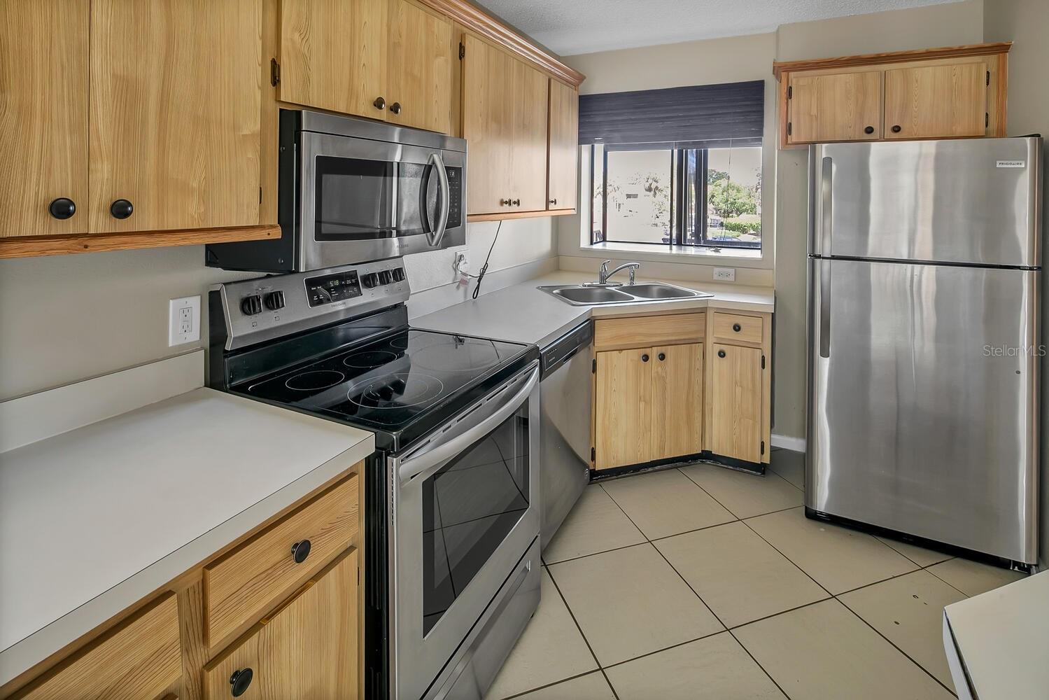 2002 BLUE HAWK COURT 1723