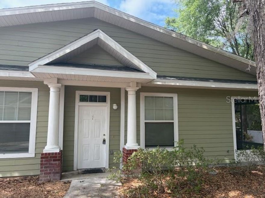 Nice 2 bedroom 2 bath end unit, high ceilings, washer and dryer, screen porch.