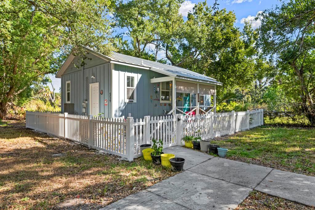 BRADENCOTTAGES - Residential