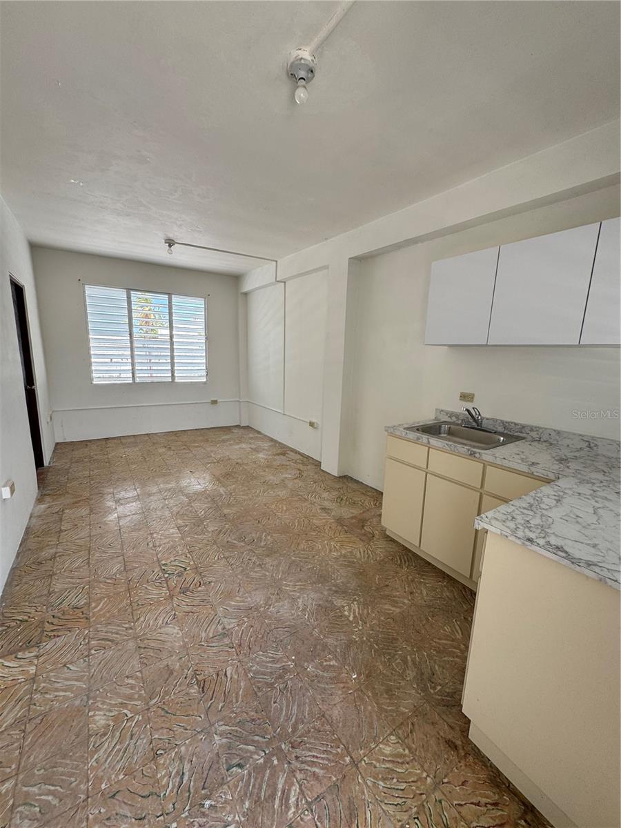 Ready to move in, second floor apartment with gated parking space. Very well located in Puerto Nuevo, San Juan, PR.
