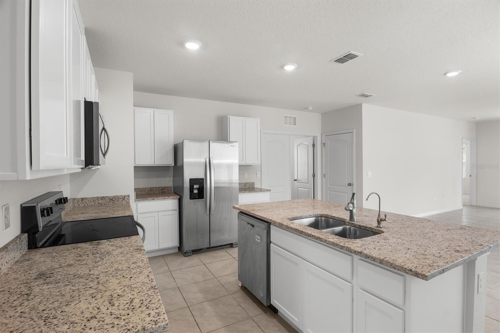 1038 VICTORIA PARC AVENUE