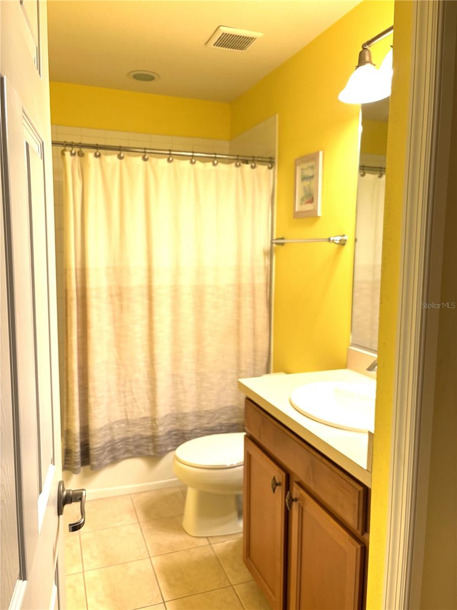 LAKESIDE VILLAGE TOWNHOME - Residential Lease