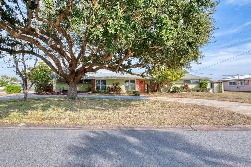 Photo of 2614 N Peninsula Drive, Daytona Beach, FL 32118 (MLS # V4947818)