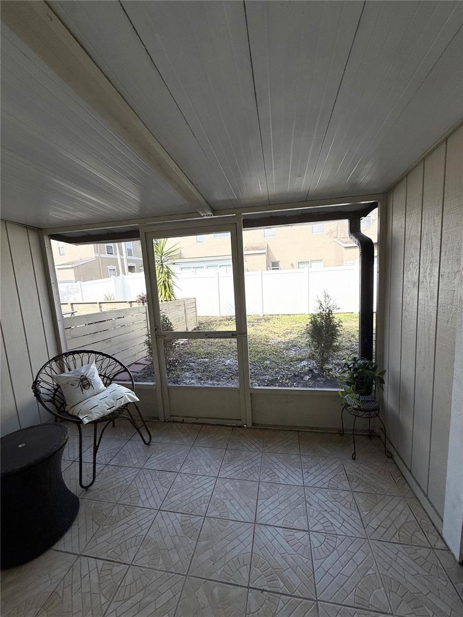 CARROLLWOOD OAKS - Residential Lease