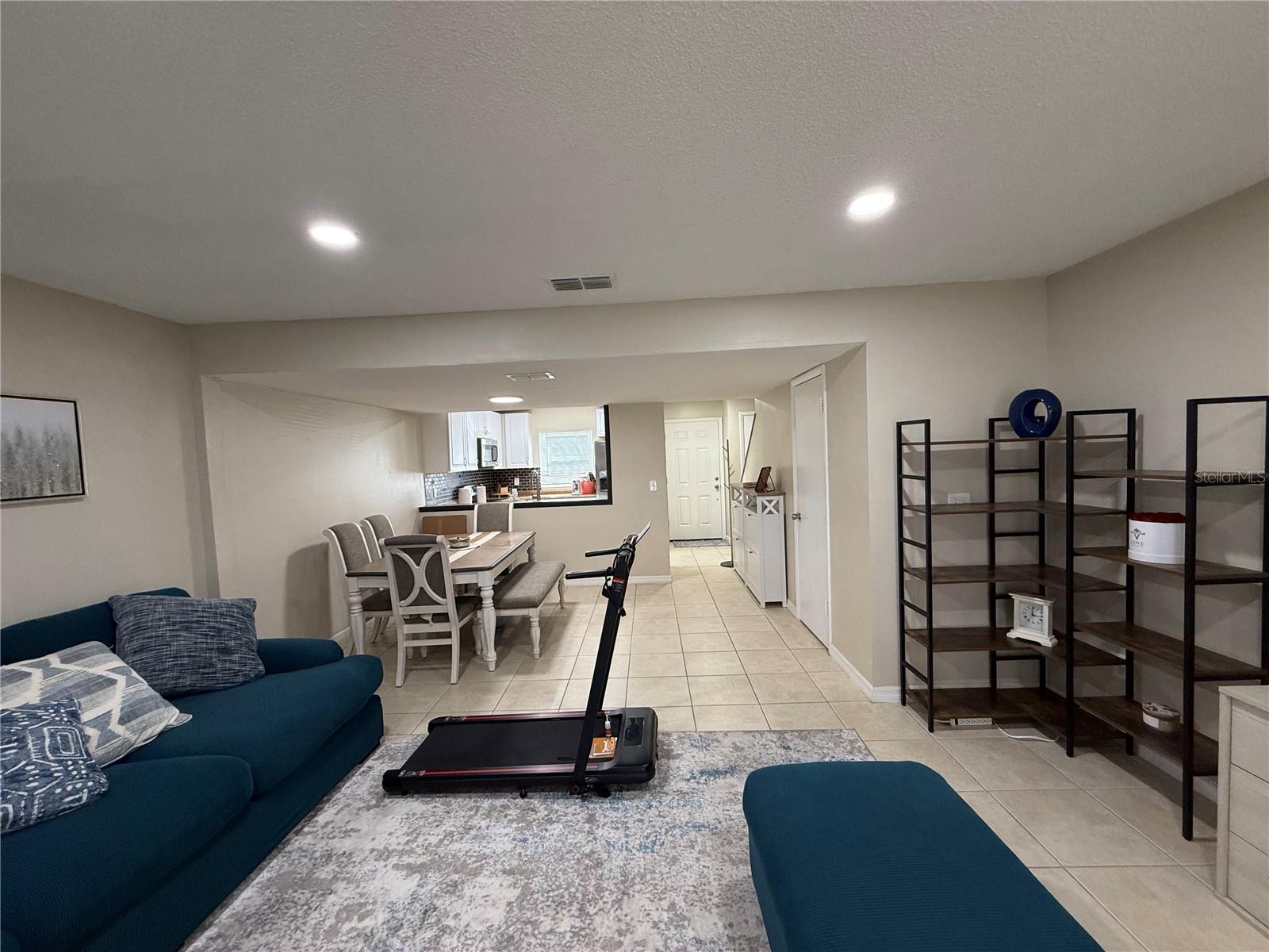 CARROLLWOOD OAKS - Residential Lease