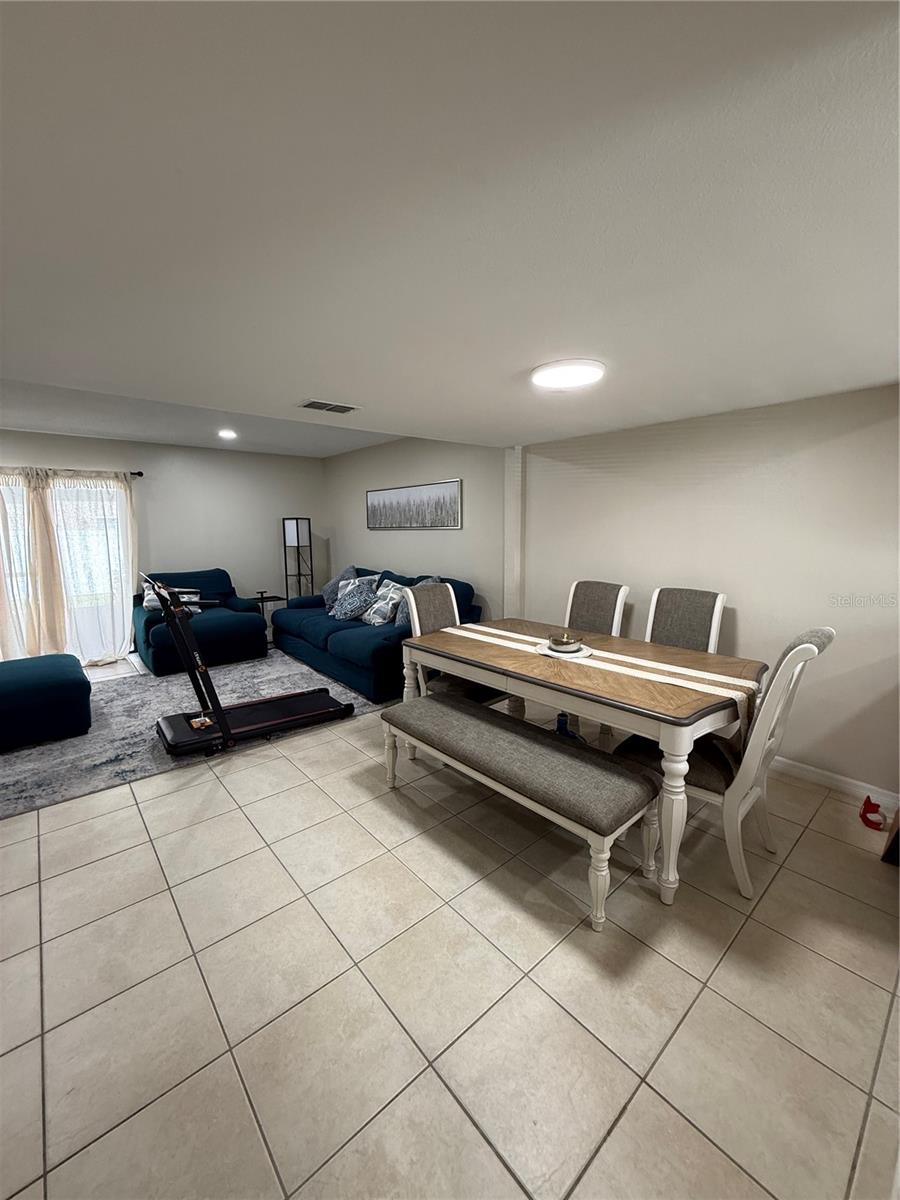 CARROLLWOOD OAKS - Residential Lease