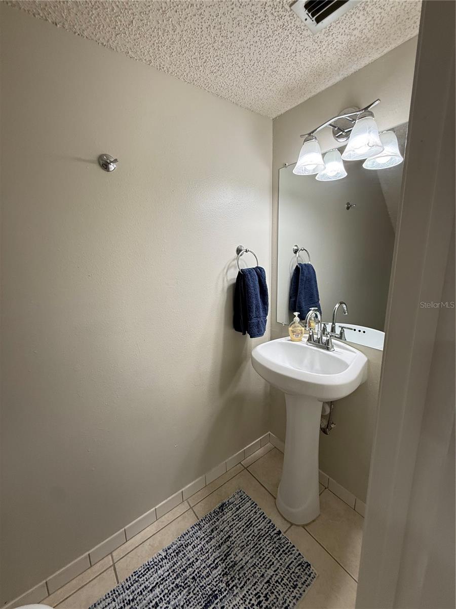 CARROLLWOOD OAKS - Residential Lease