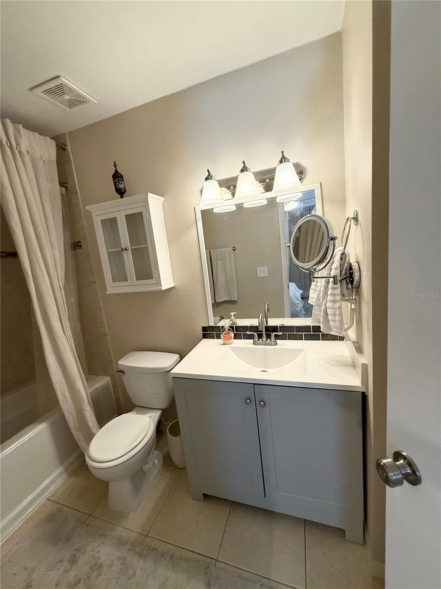 CARROLLWOOD OAKS - Residential Lease