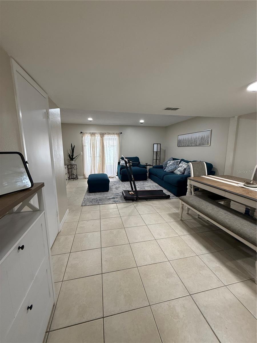 CARROLLWOOD OAKS - Residential Lease