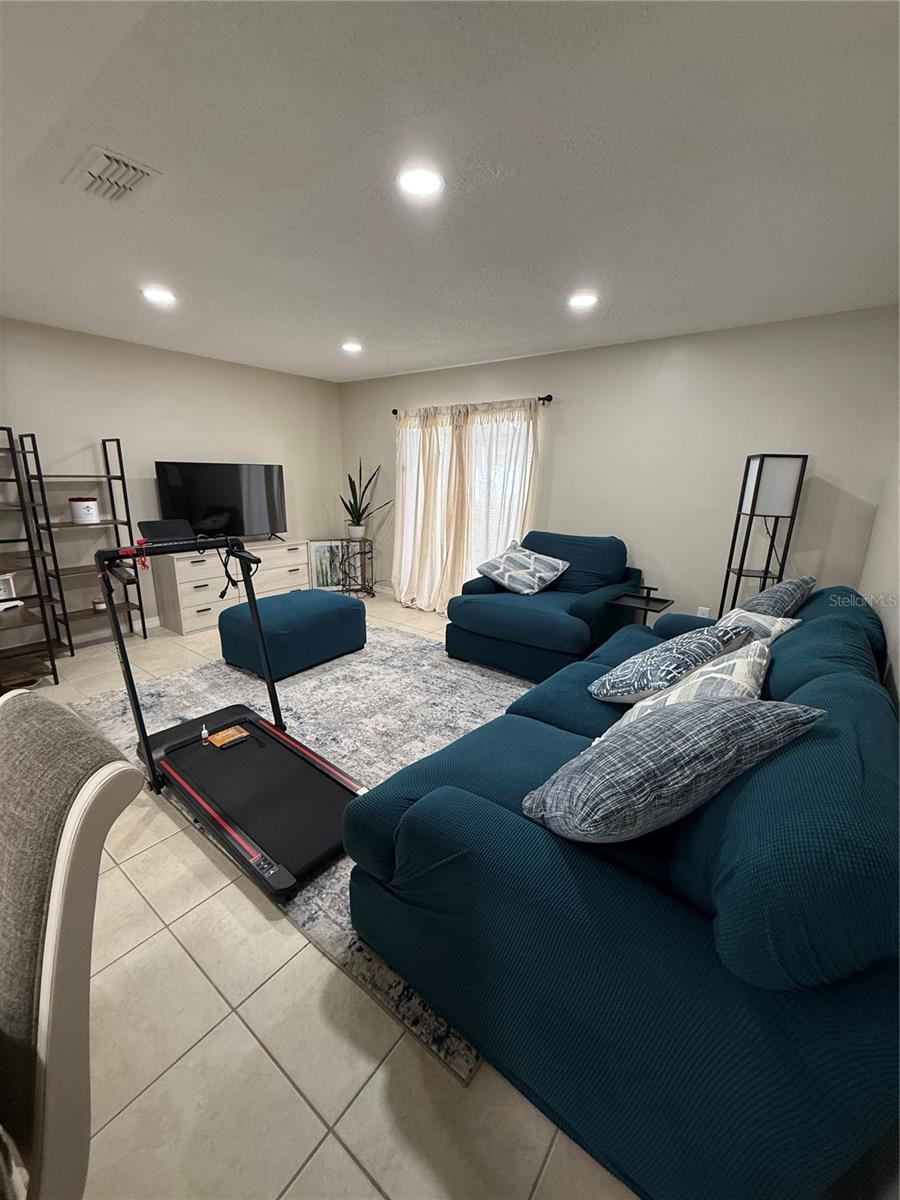 CARROLLWOOD OAKS - Residential Lease