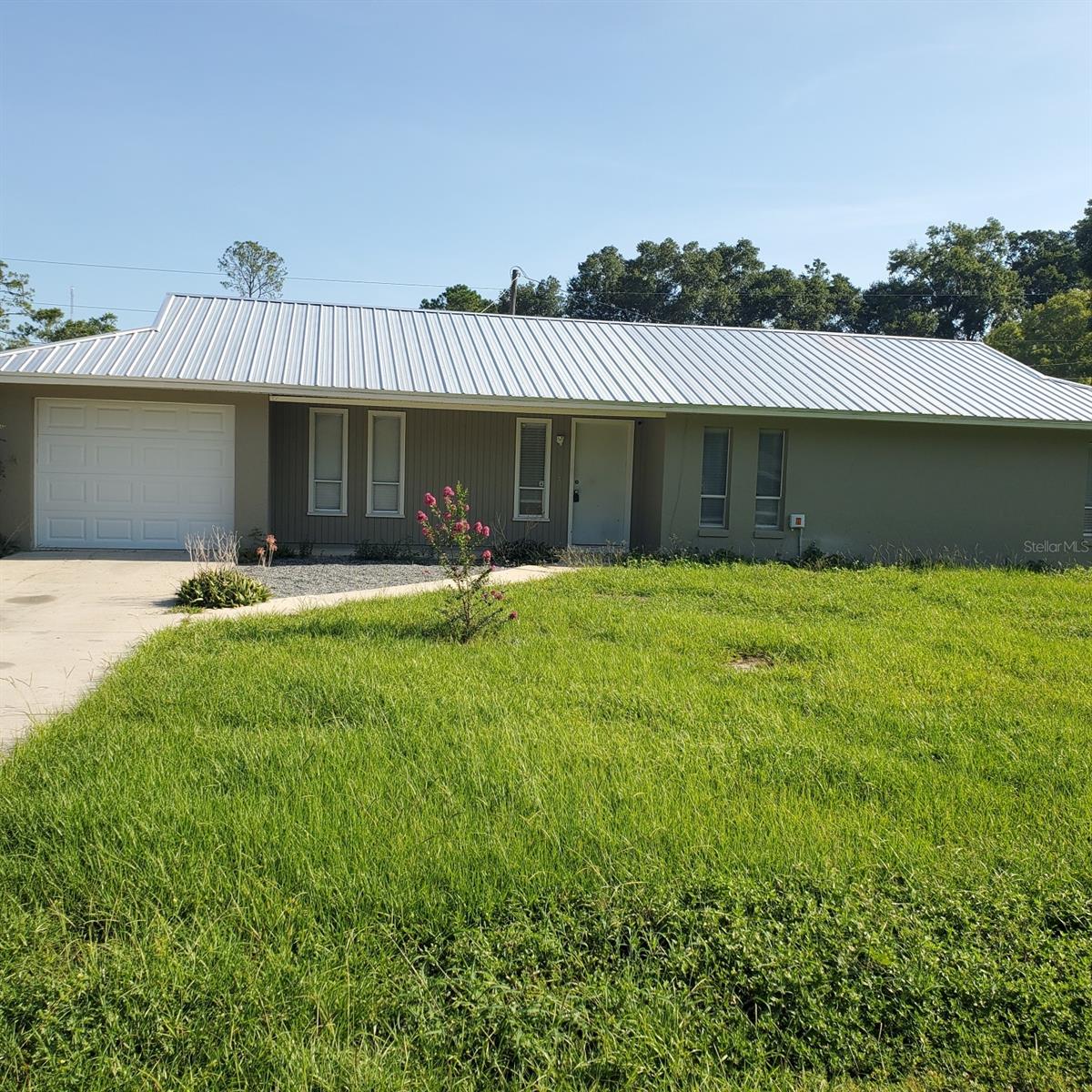 Nice house for investor or home buyer that is handy. A 3 bedroom 2 bath home on the SE side of Ocala. Fenced yard. Roof (metal) replaced a few years ago. Has nice curb appeal. One car garage.