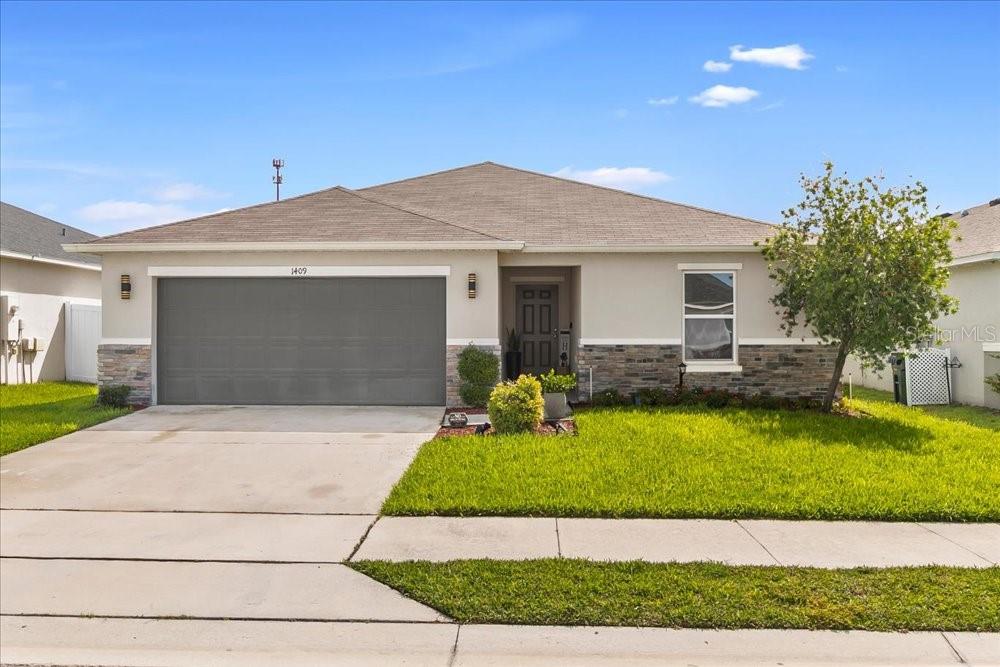 Photo of 1409 Mattie Pointe Lane, Auburndale, FL 33823 (MLS # S5157564)