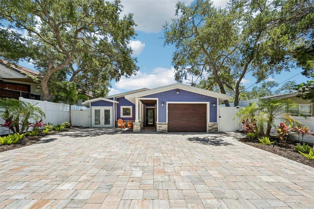 Photo of 810 Plymouth Street, Sarasota, FL 34242 (MLS # A4697918)