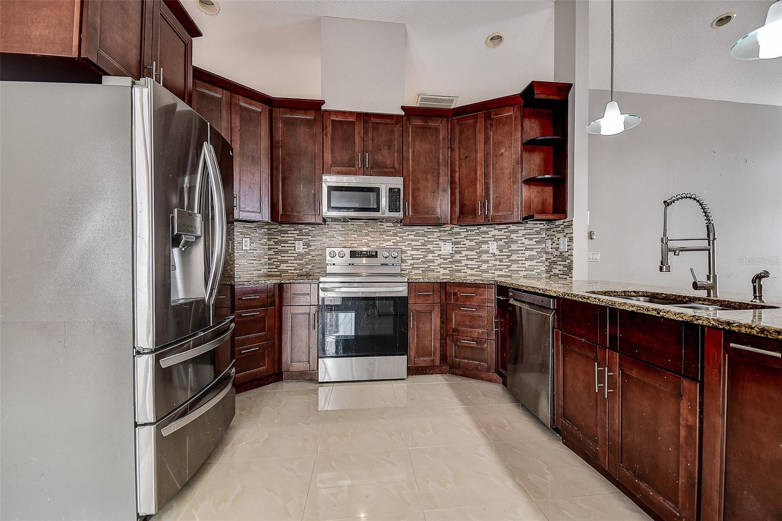 VILLAGE VAN GOGH - Residential