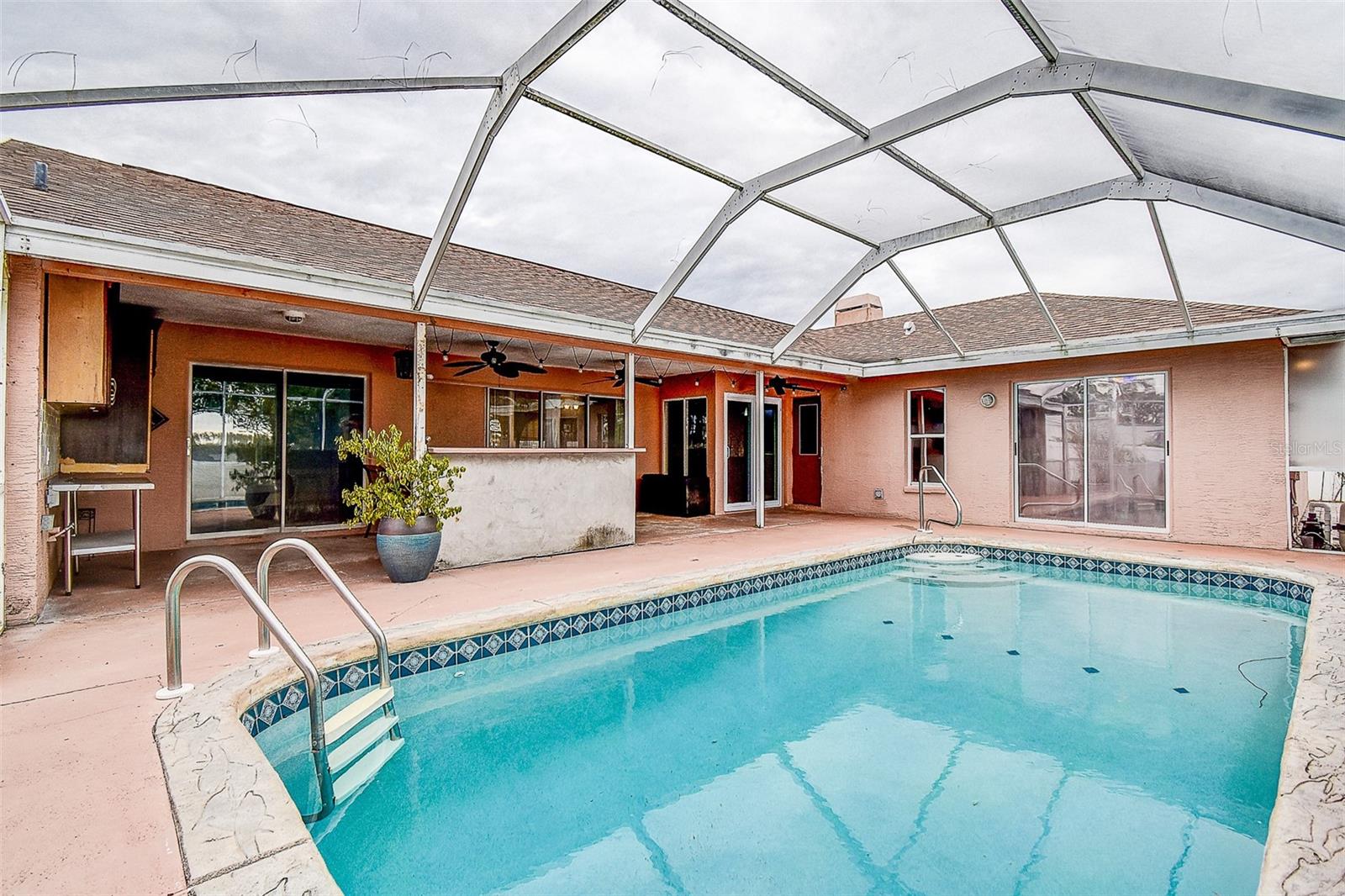 VILLAGE VAN GOGH - Residential