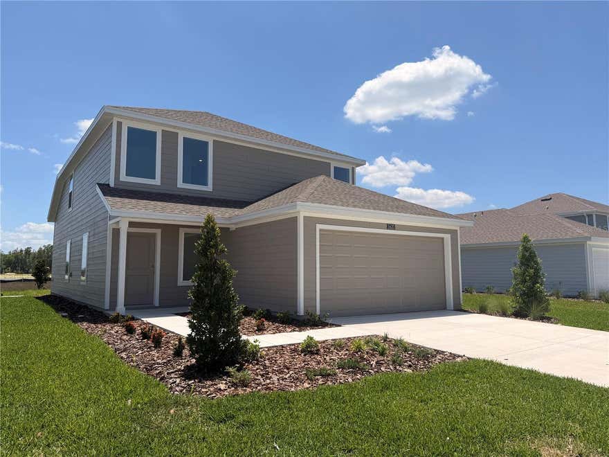 Single family house with lake view, 4 bedrooms including a suite, 2 and a half bathrooms.

Spacious and open, with granite on the island.
Garage for two cars, close to Publix and Farmers market.

Available for your family, don't waste time and schedule your visit.

Easy application.