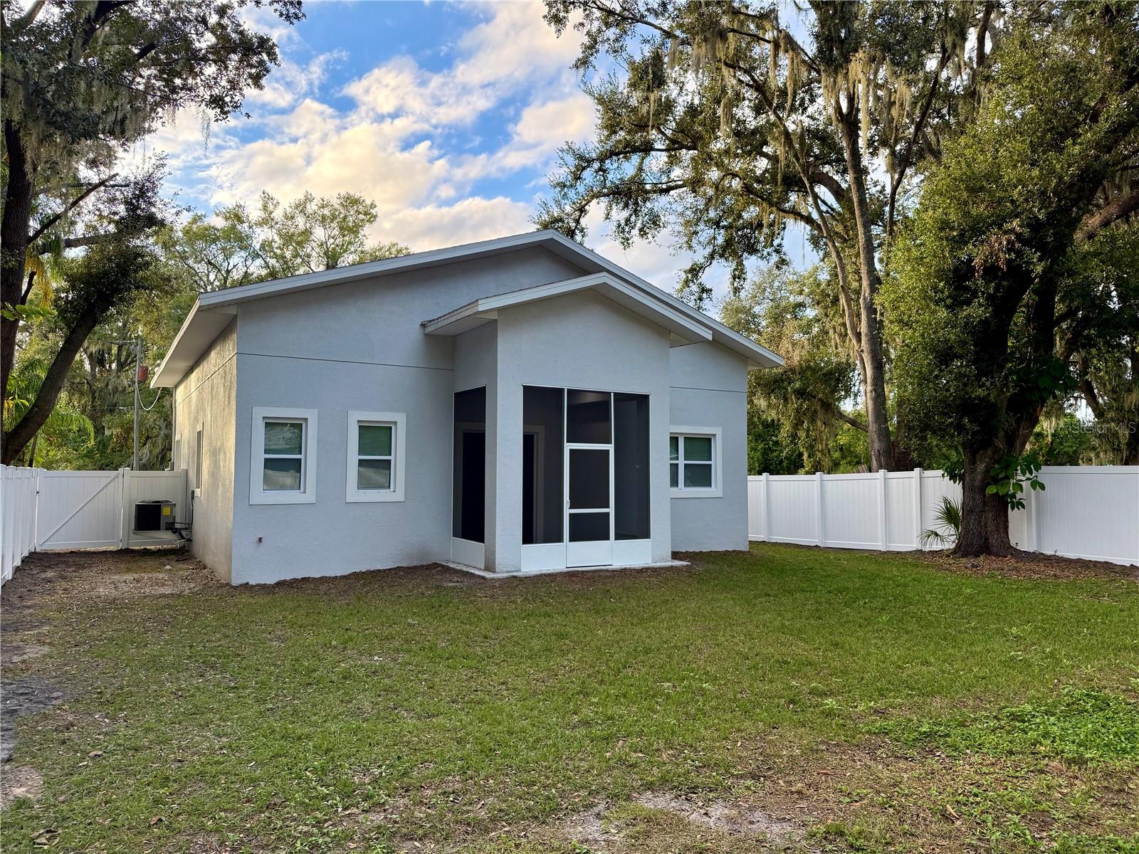 LINCOLN PARK - Residential Lease