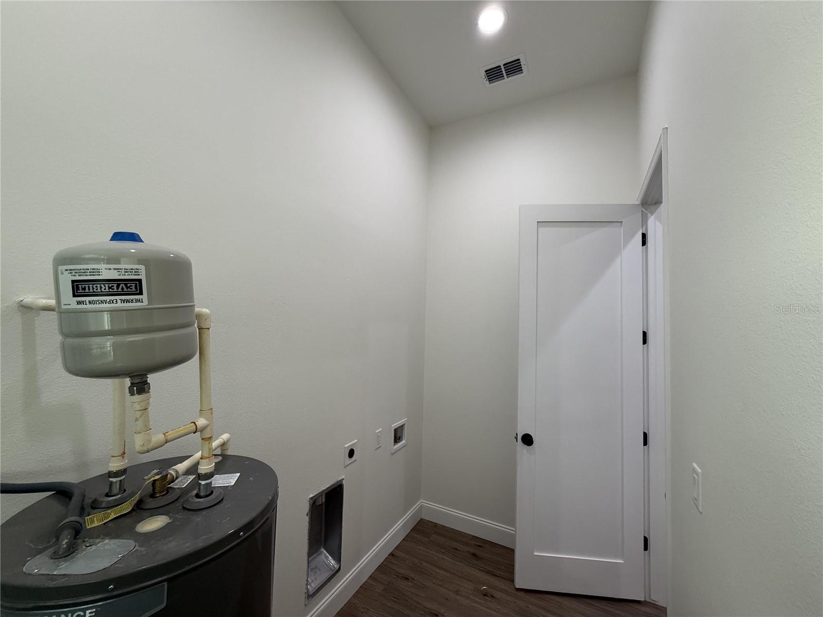 LINCOLN PARK - Residential Lease