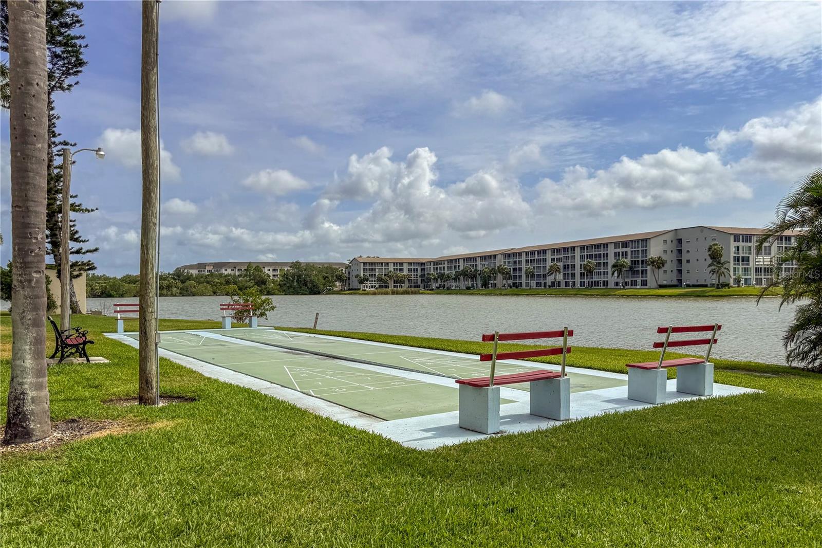 BAYSHORE ON THE LAKE APTS SEC 4 - Residential