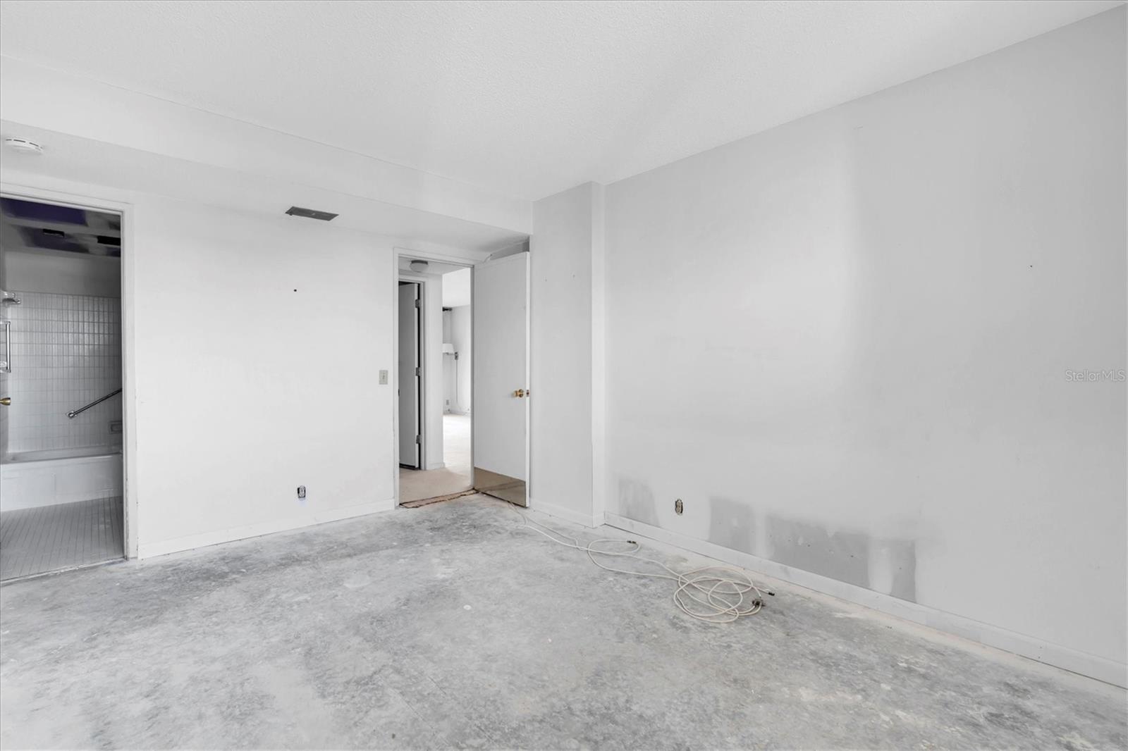 SHORE CREST BLDG - Residential