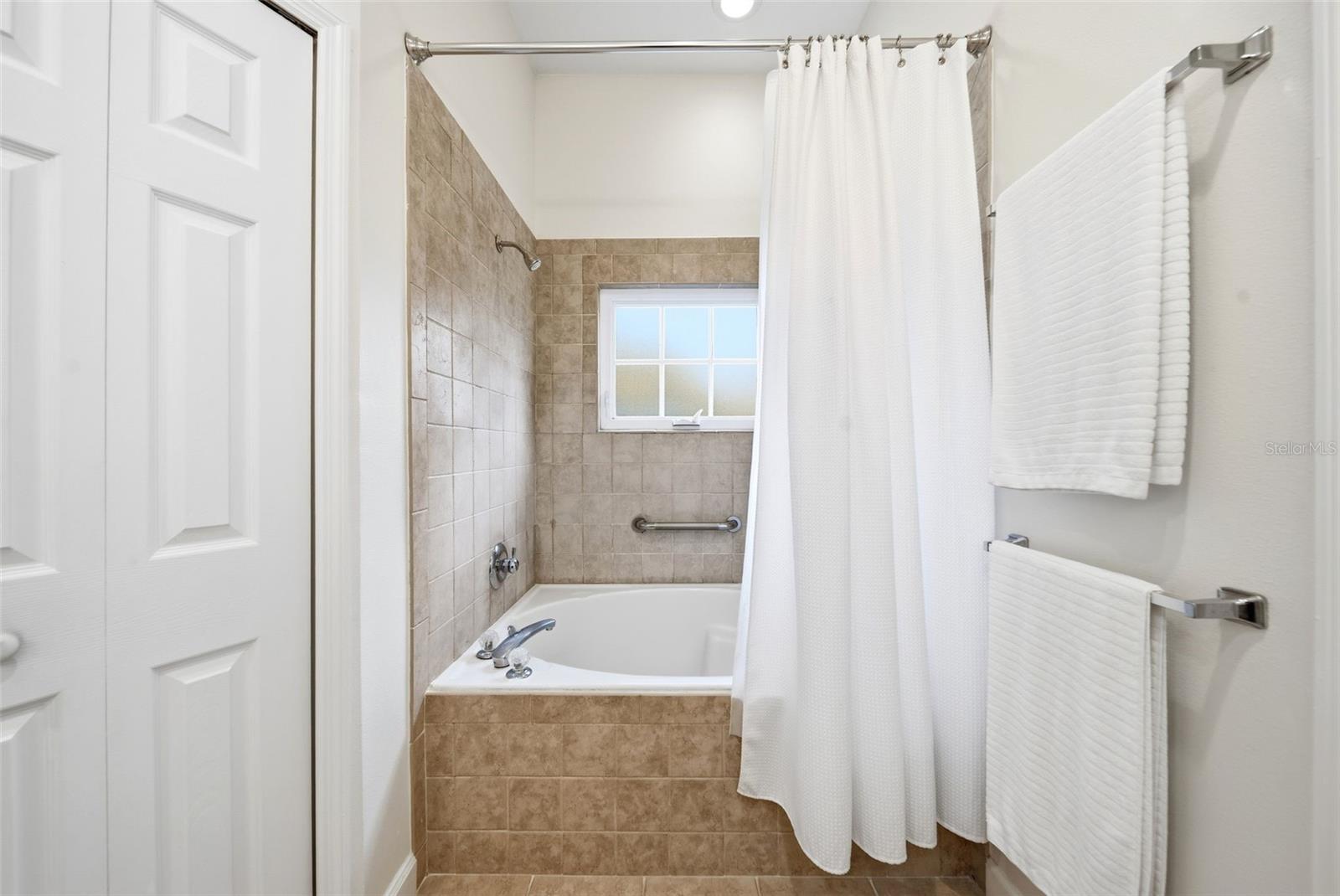 LAKES OF ALOMA - Residential