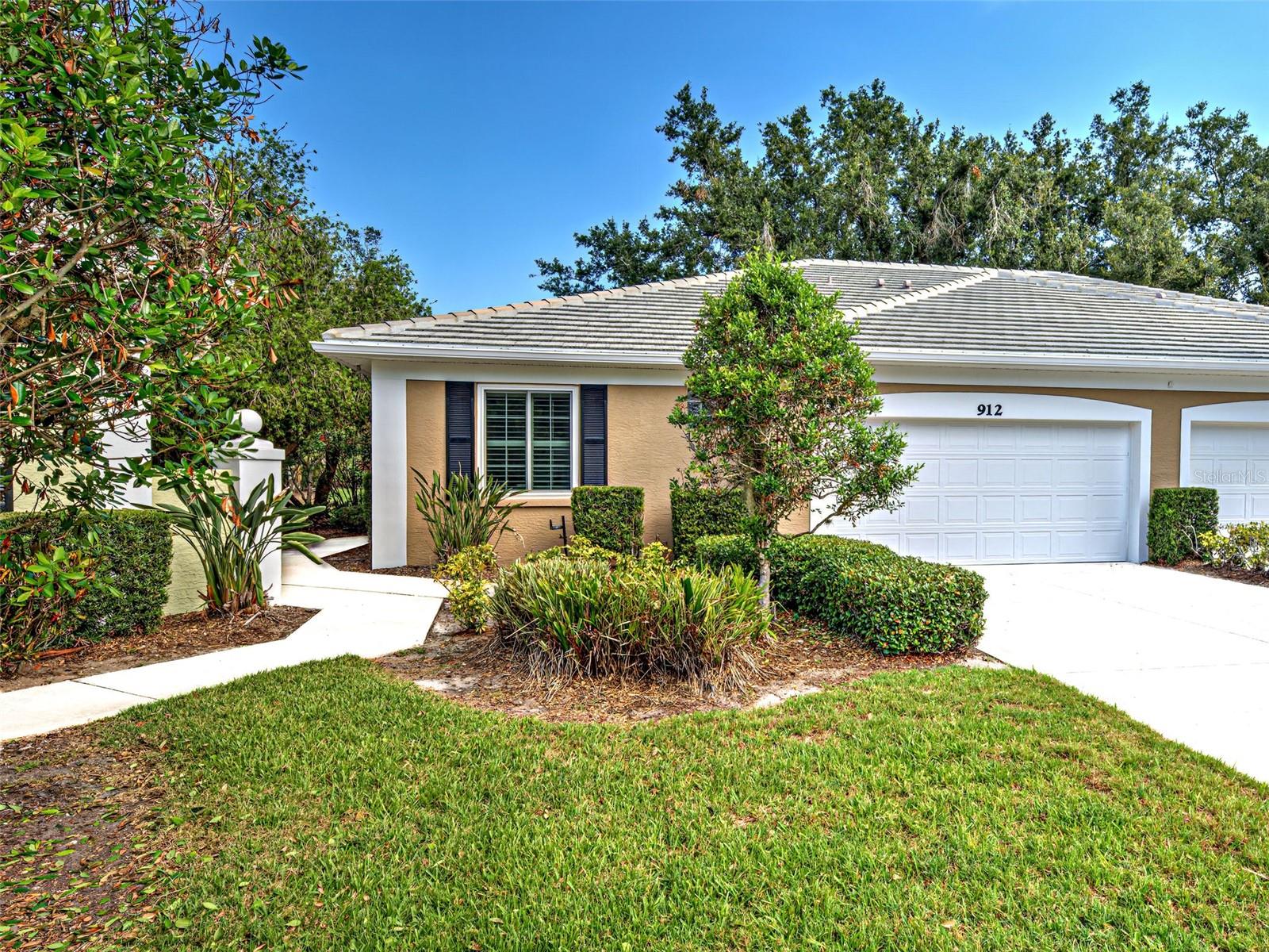 912 BARCLAY COURT